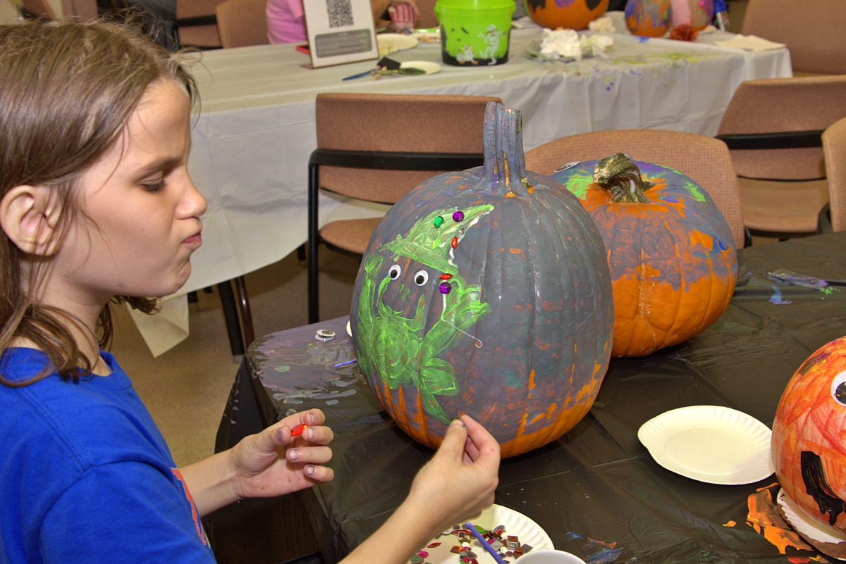 Girl paint frog pumpkin